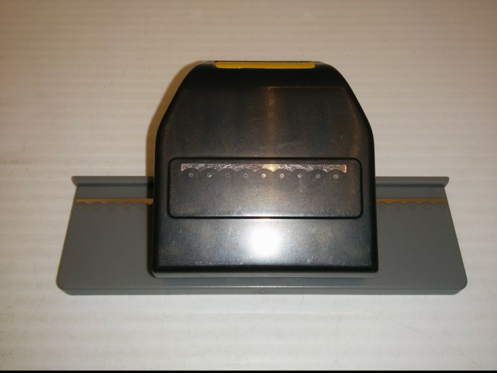 EK TOOLS SCALLOPED EDGE BORDER PAPER PUNCH