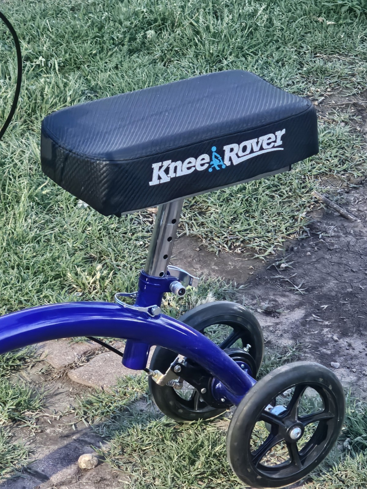 KneeRover foldable knee walker, a mobility device With basket Perfect Condition