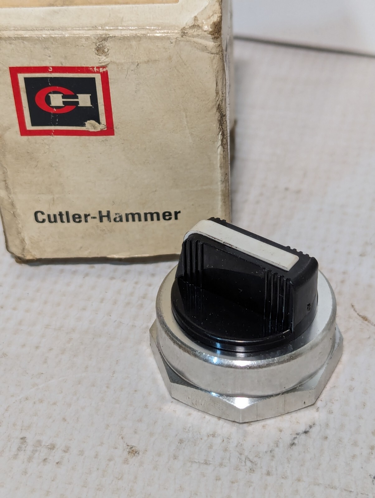Cutler Hammer 2 Position Maintained Selector Switch E34VFBK1