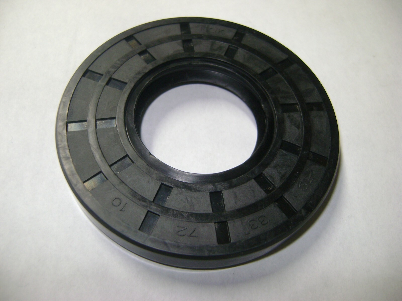 NEW TC 33X72X10 DOUBLE LIPS METRIC OIL / DUST SEAL 33mm X 72mm X 10mm