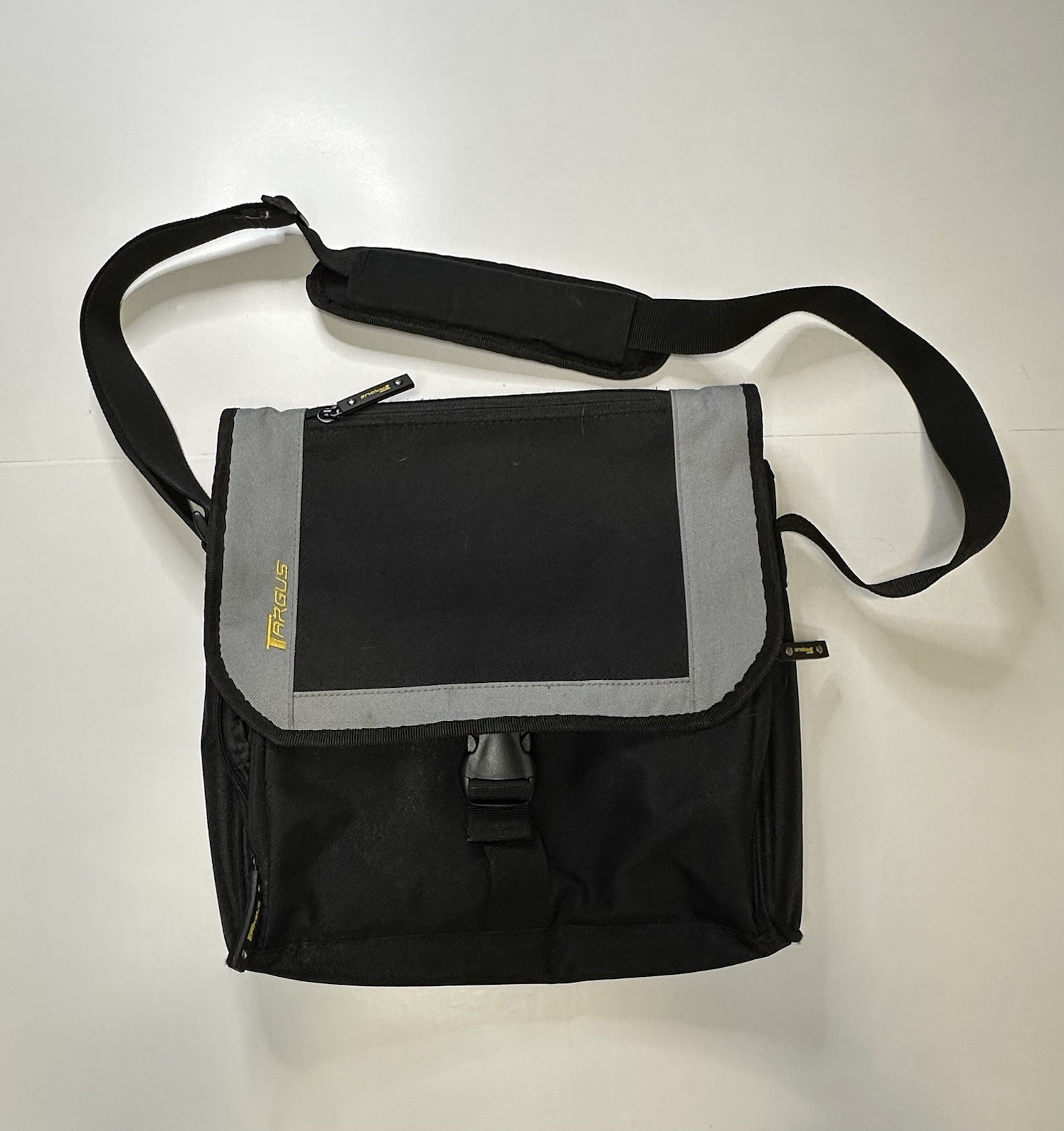 Targus Tablet or Small Laptop Messenger Shoulder & Hand Carry Bag  College Ready