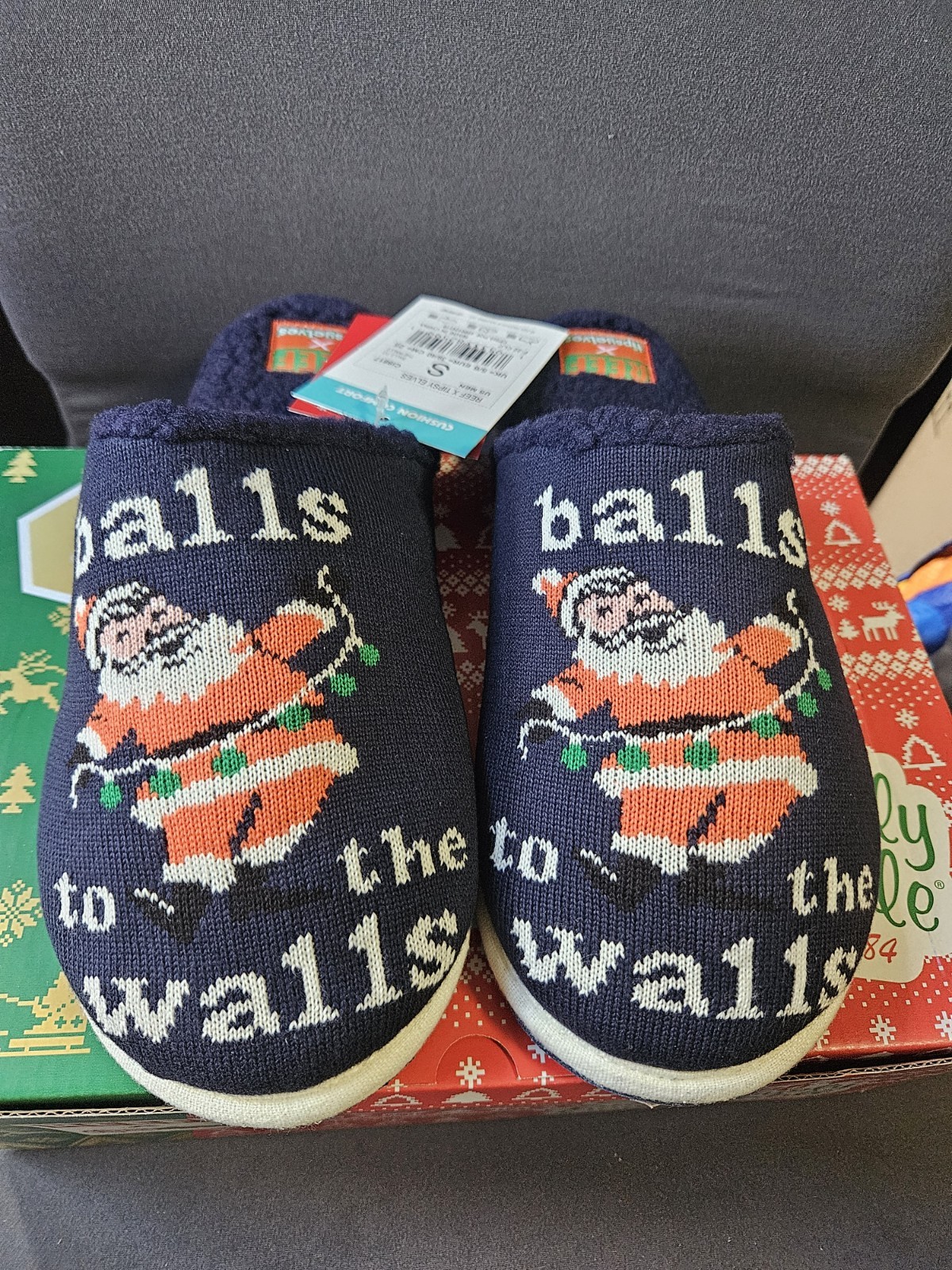 REEF X TIPSY ELVES BALLS TO THE WALLS SANTA SLIPPERS: NEW IN BOX: SIZE SMALL