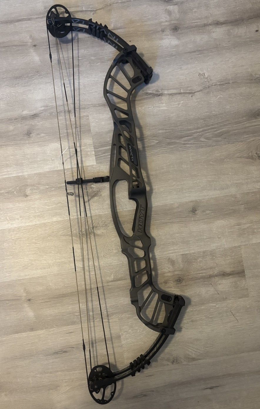 Hoyt Invicta 40 LH Compound Bow - Grey, 60 pound limbs, Great Condititon