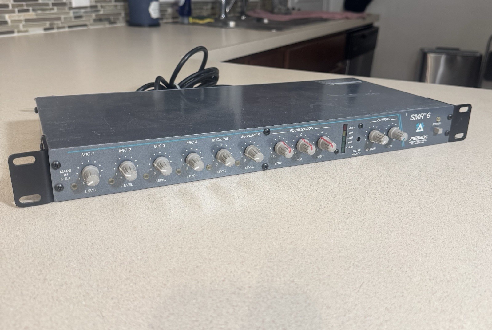 Peavey SMR 6 Compact 6 Channel Phantom Power Microphone Mixer