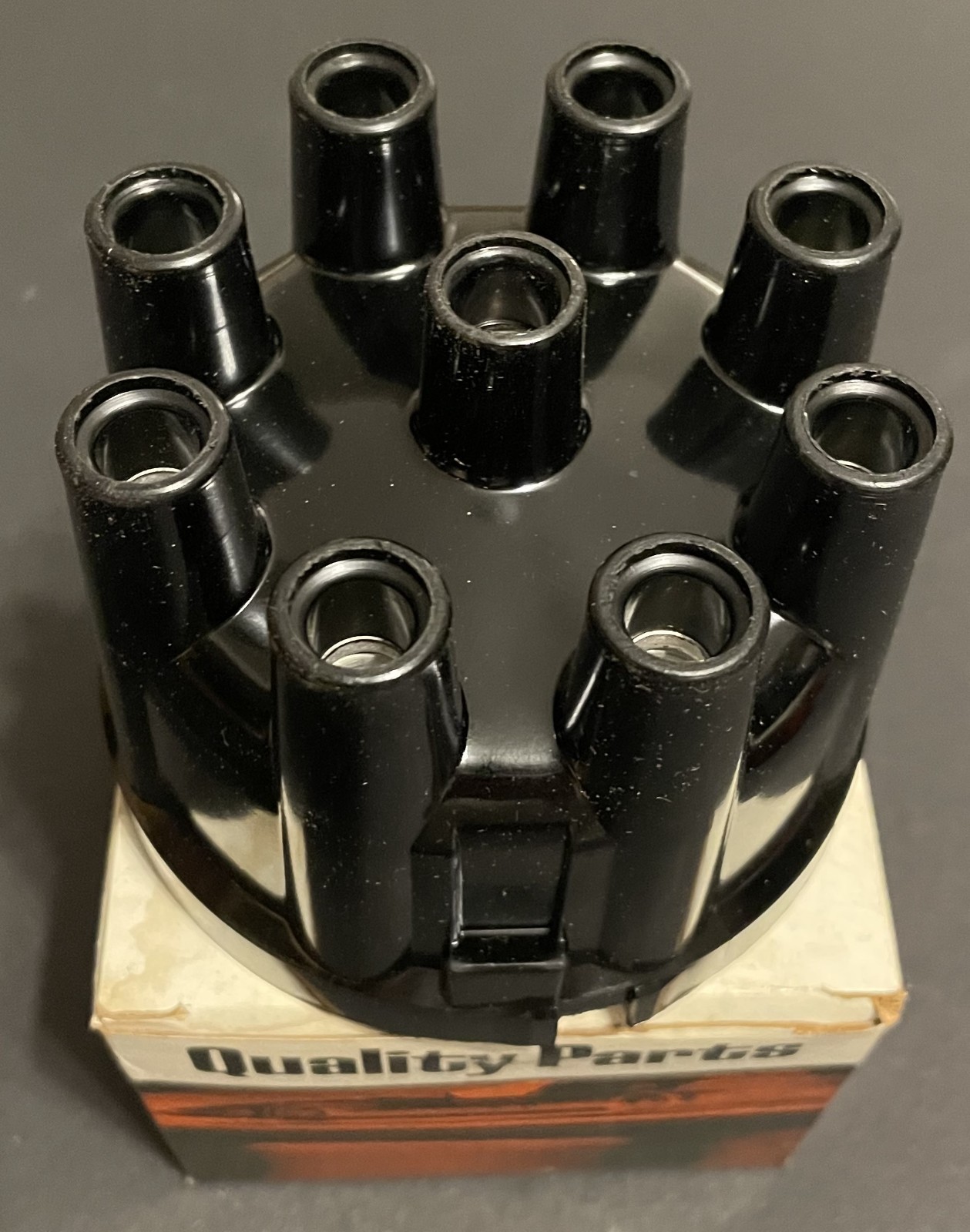 FORD F-302 V-8 DISTRIBUTOR CAP - NEW OLD STOCK MADE IN USA BY QUALITY PARTS