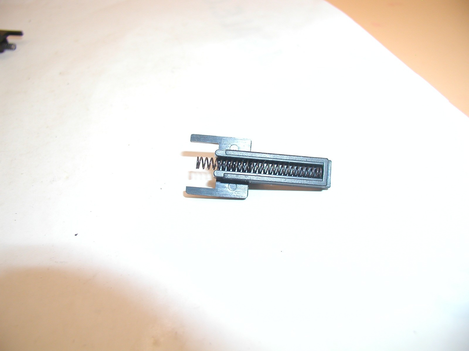 Daisy 93, 693 - Feeder Clip Latch w/ Spring