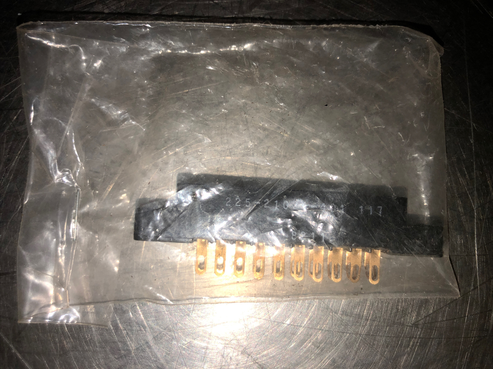 New-Sealed Package AMPHENOL 225-21021-401 117