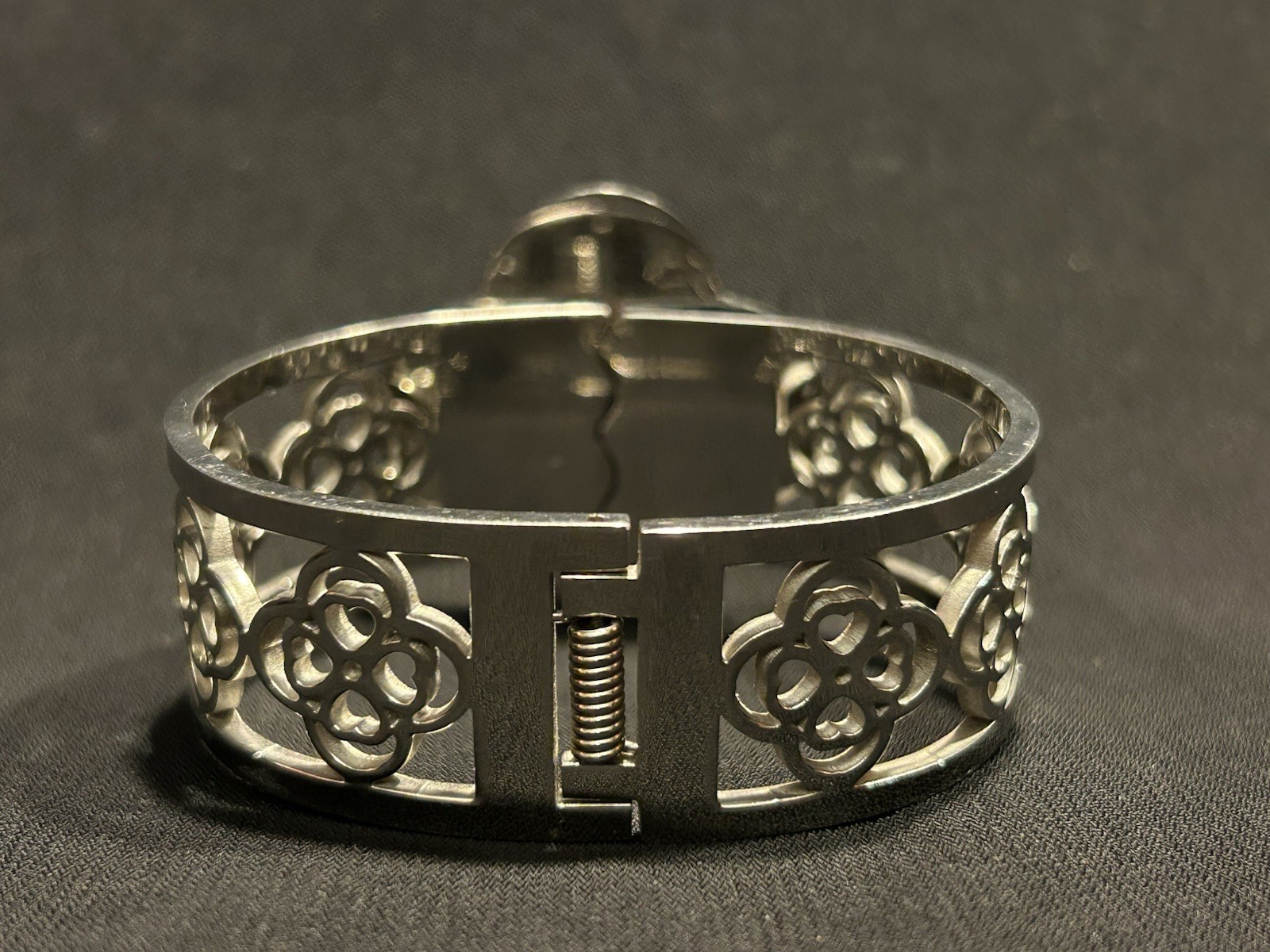 Clover-Shaped Mosaic Statement Metal Spring Hinged Bracelet