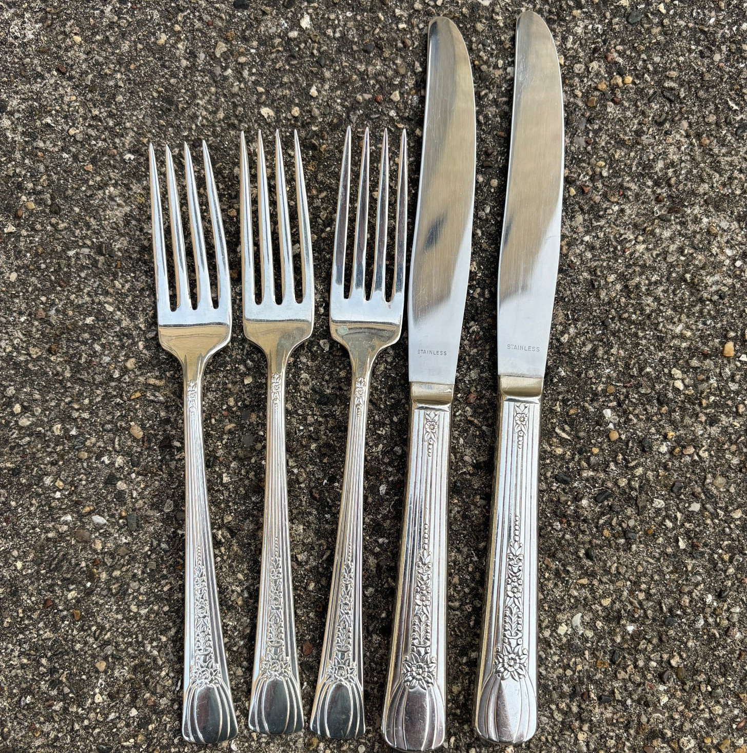 Fashion Silverplate Diplomat Pattern 3 Dinner Forks & 2 Knives Silverware 1940s