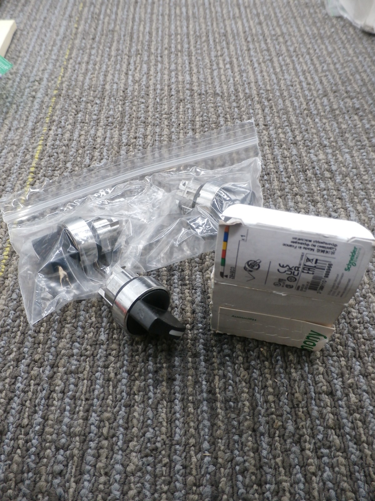 New 3 of the ZB4BD3 Schneider Selector Switch 3 Position.