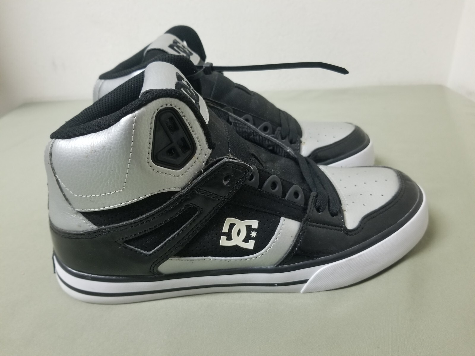 New DC Shoe Co. Mens Spartan Hi WC Skate Sneakers. 302523