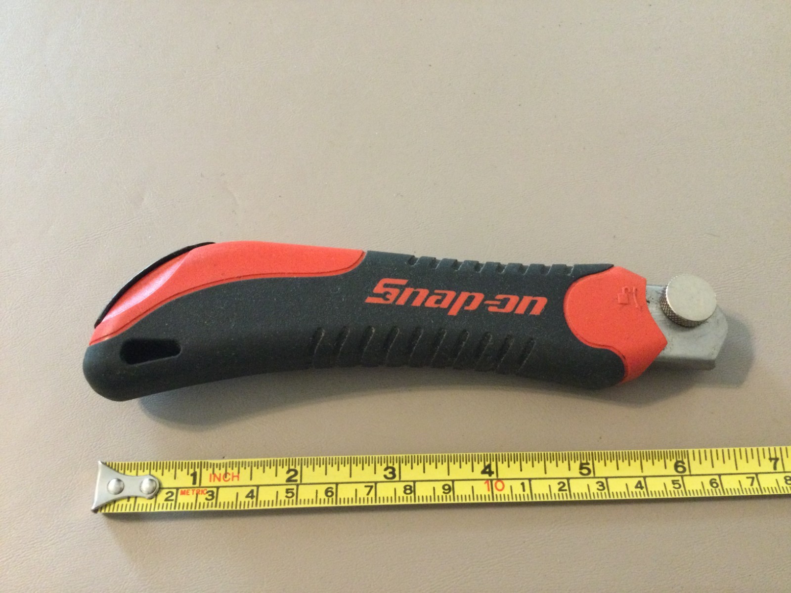 Snap-on Utility Knife with Retractable Snap-off Blades