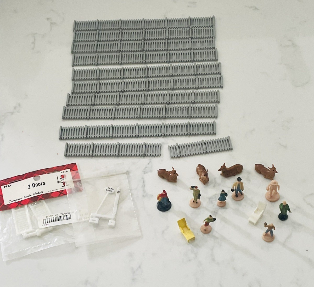 Mini Plastic Figures Deer & Fence for model train layouts
