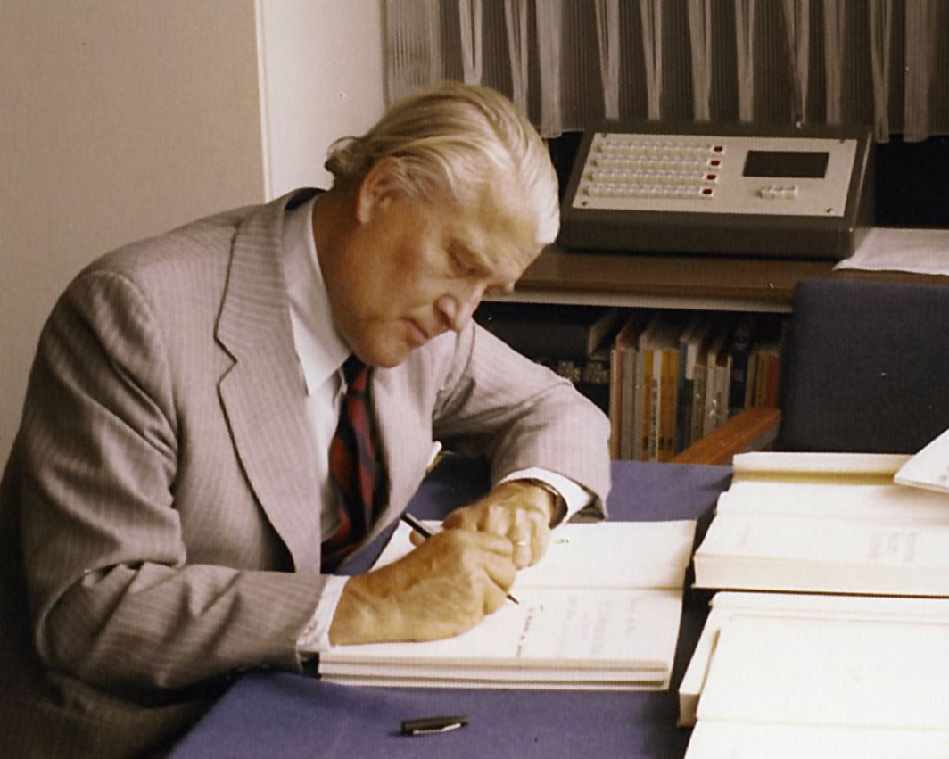 DR. WERNHER VON BRAUN ROCKET DESIGNER - 8X10 NASA PHOTO (ZZ-152)