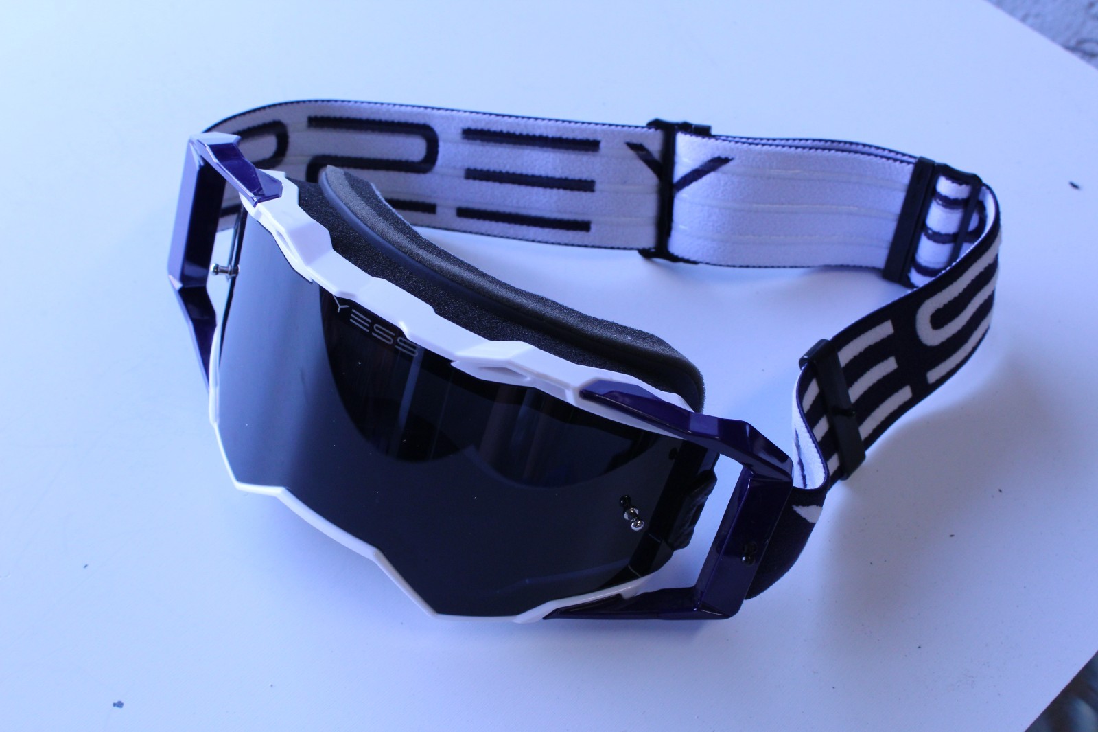 Yess Apex 1 Goggles with Anti-Fog and Anti-Scratch Lens, White/Black,