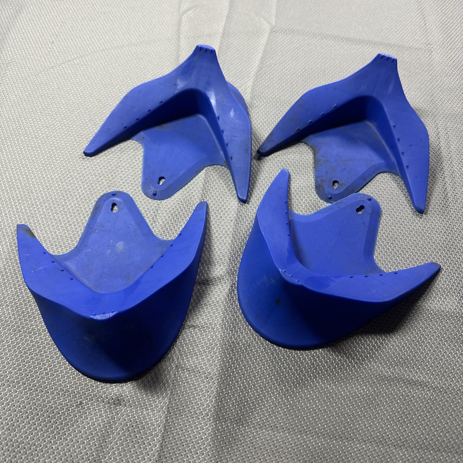 4 PCS Car Hose Guide, Durable Plastic Tire Hose Guide Preventing S Color: Blue