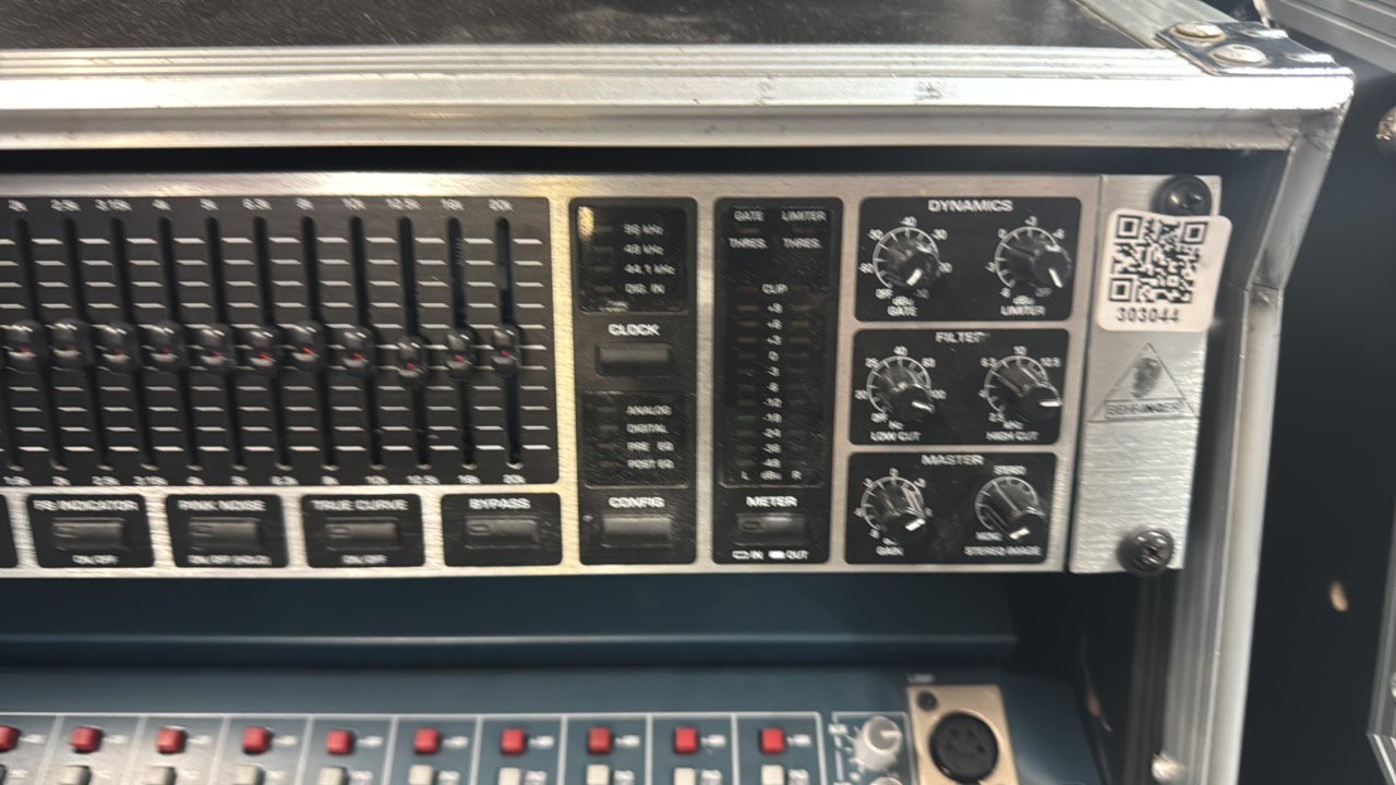 Behringer DEQ1024 31-Band Dual Stereo EQ. FBQ + Dynamics. With Flight Case