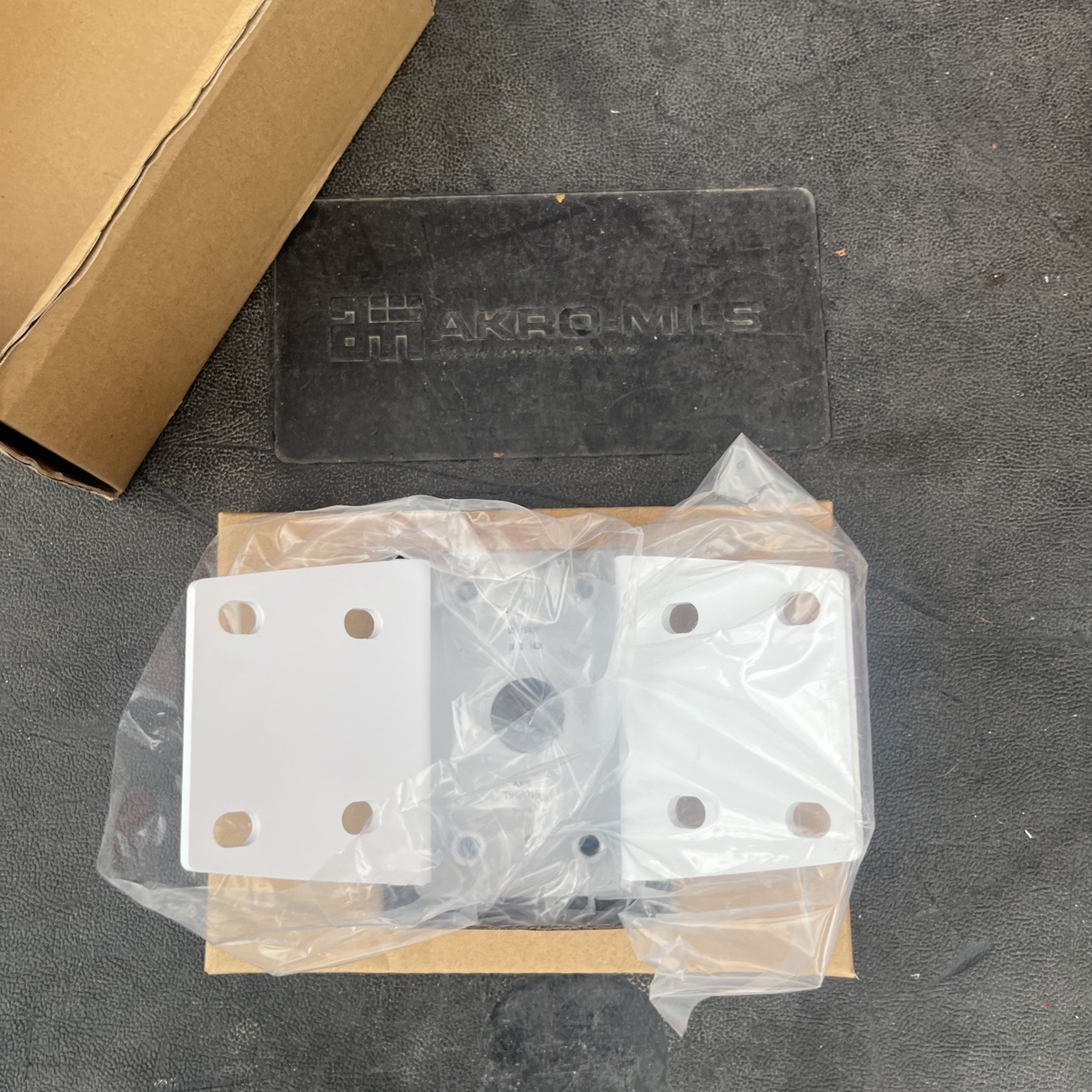 Axis Communications T94R01B Corner Bracket P/N 5507-601 NEW