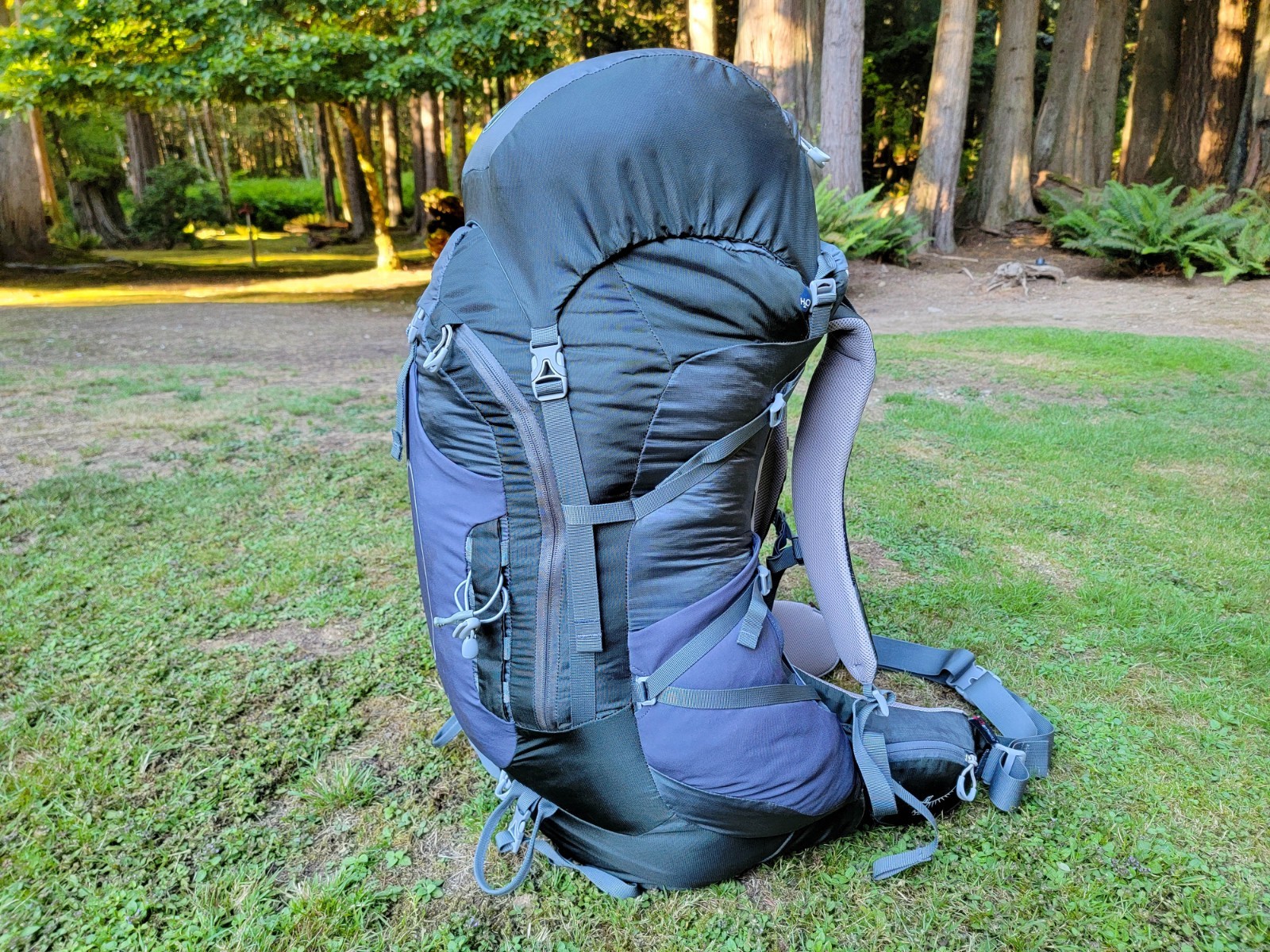 OSPREY Atmos 65 Internal Frame Green Gray Hiking 28" Backpack ~ Size Medium