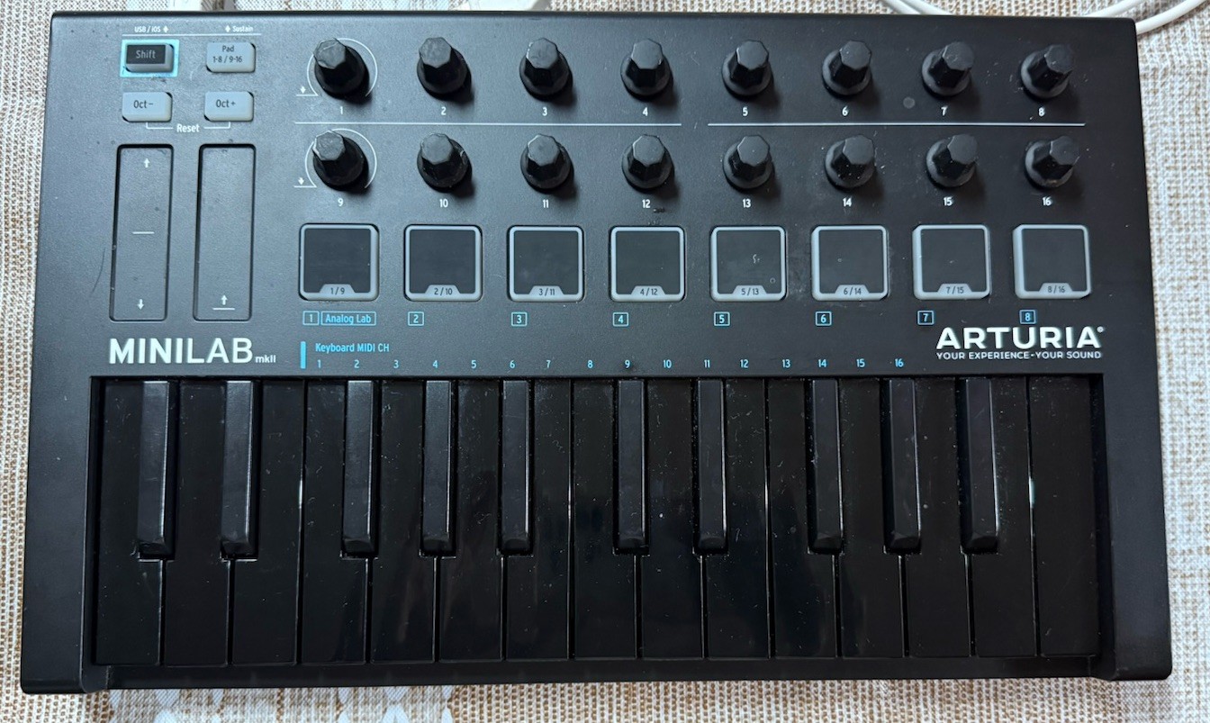 ARTURIA MiniLab 3 - Universal MIDI Controller (25-Keys) - Deep Black