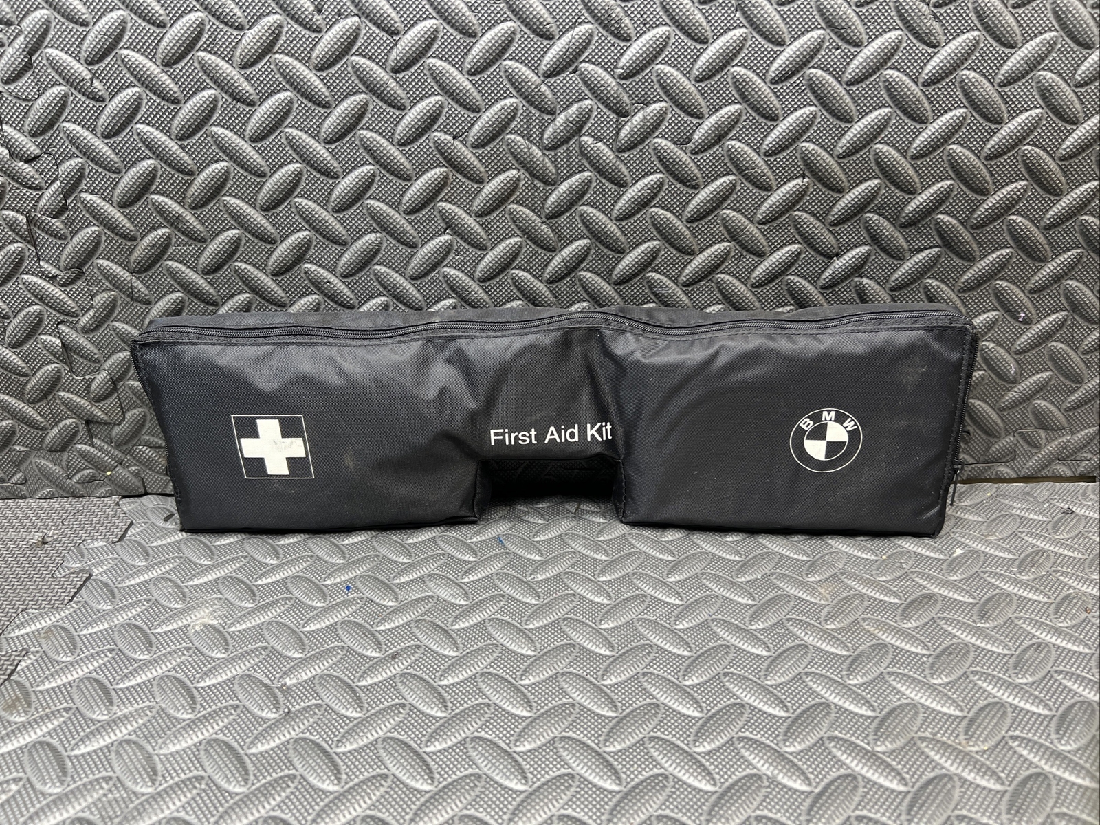 💥 OEM 1999-2003 BMW E39 M5 EMERGENCY FIRST AID KIT W/ CASE