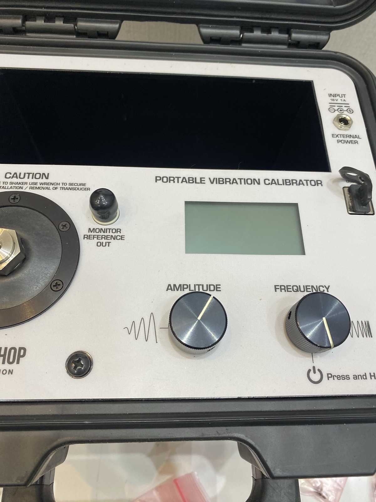 THE MODAL SHOP 9100D Portable Vibration Calibrator