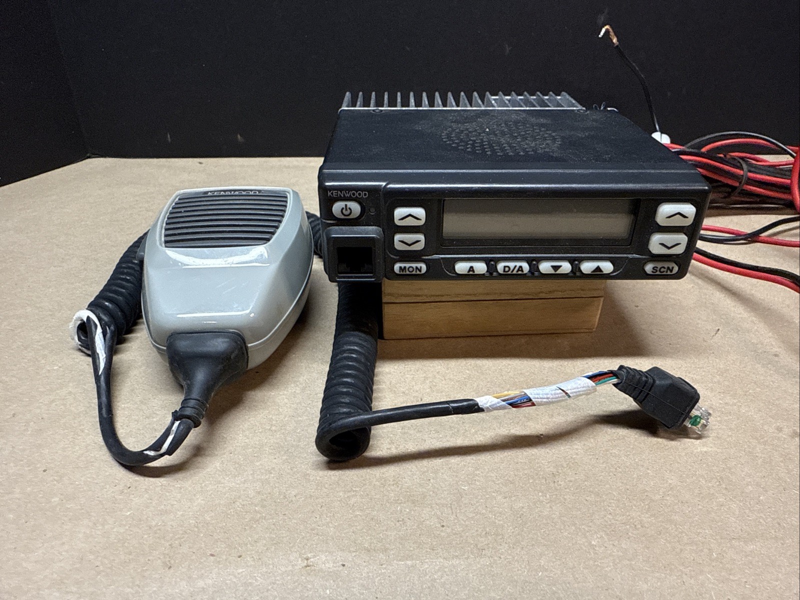 Kenwood TK-863G UHF FM Transceiver + Mic - UNTESTED SOLD FOR PARTS/REPAIR