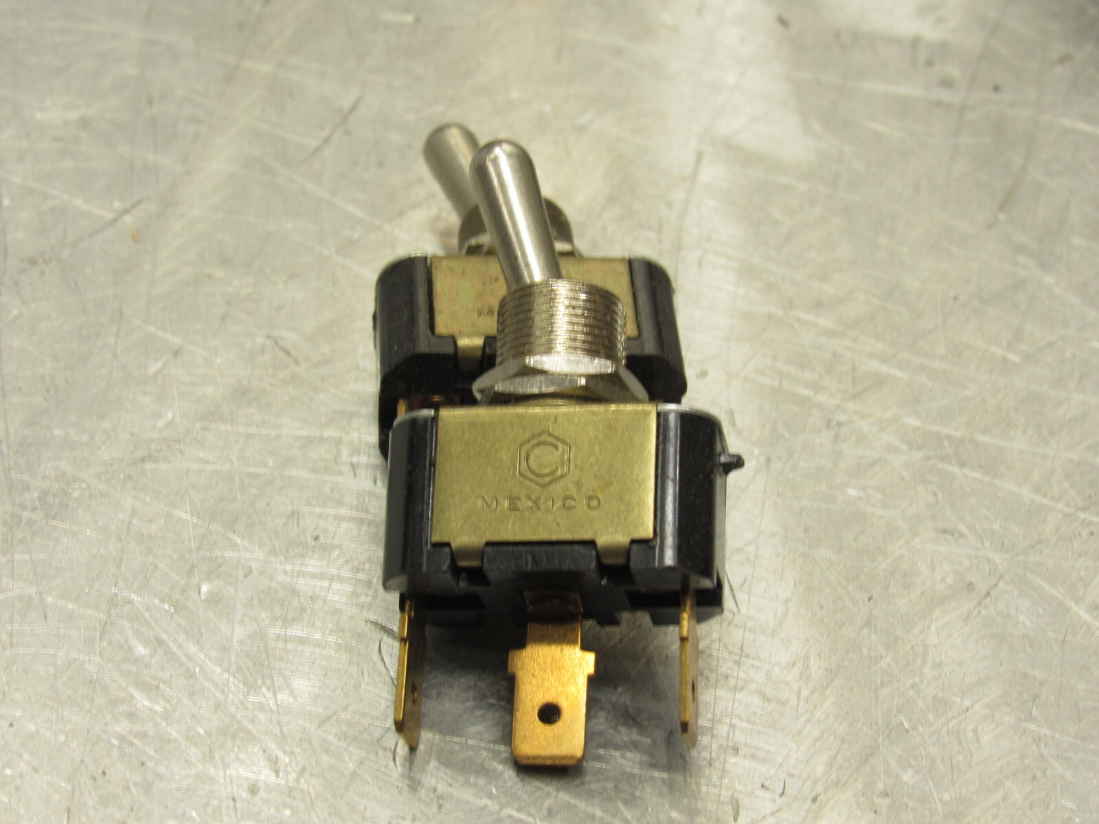 Double-Pole/Single-Throw Toggle Switch On-on on-off 12-24V Heavy-Duty DPST