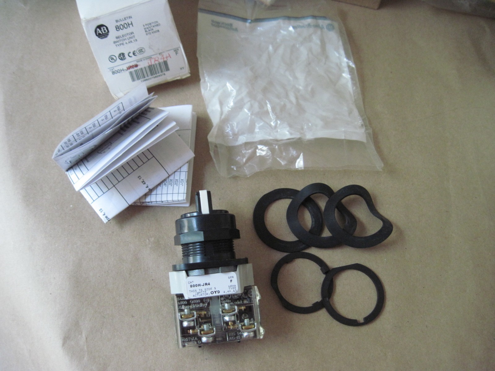 Allen-Bradley 800H-JR4H 30mm 3-Position Selector Switch Spring Return from Left