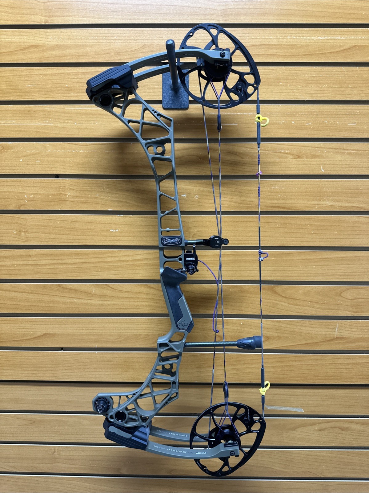 BEAUTIFUL Mathews VXR 28 Compound Bow - RH - UV Grip - Integrate Rest