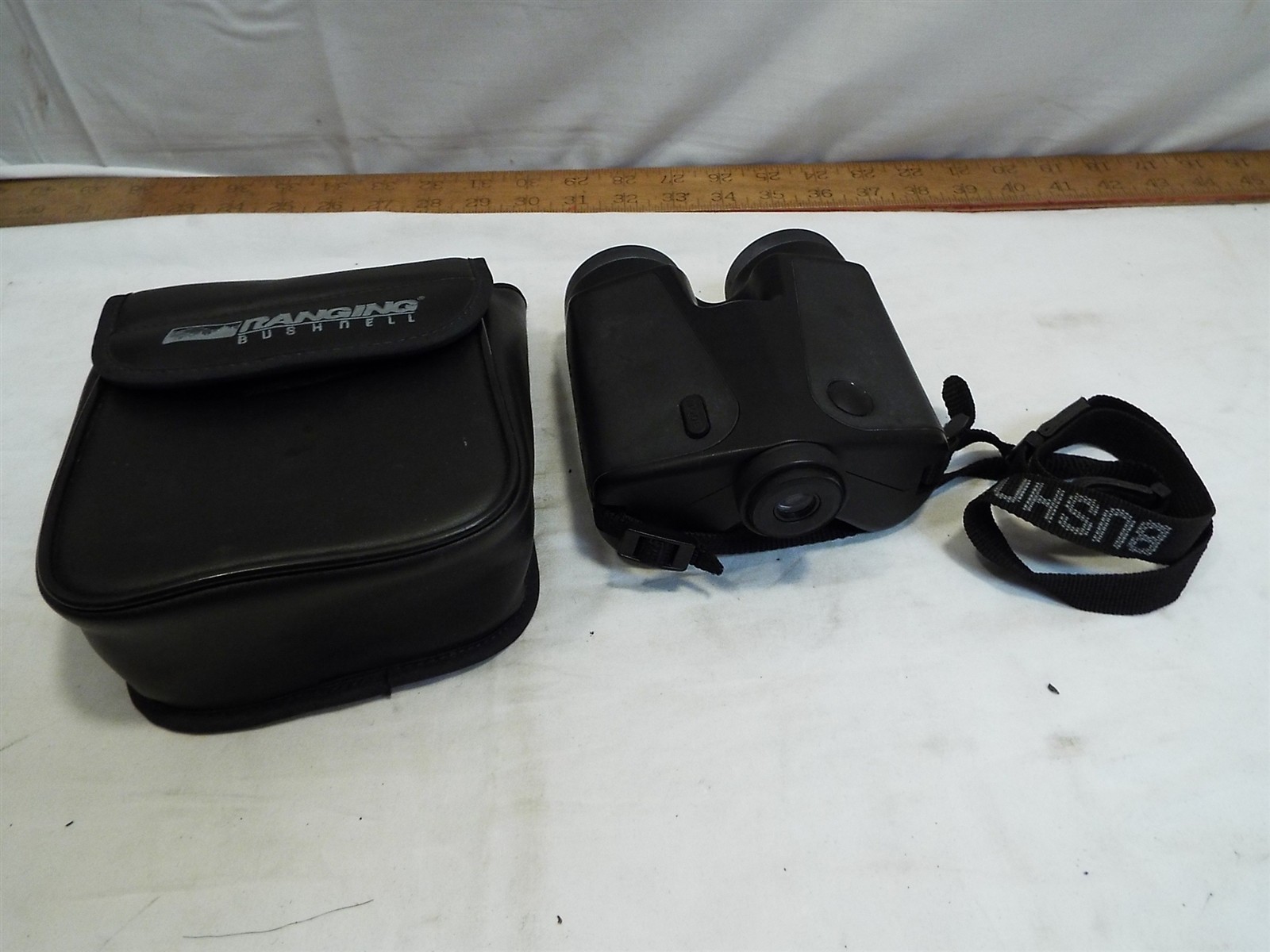 Bushnell Laser Range Finder with Case model 200400 Disc Golf Hunting Ranging