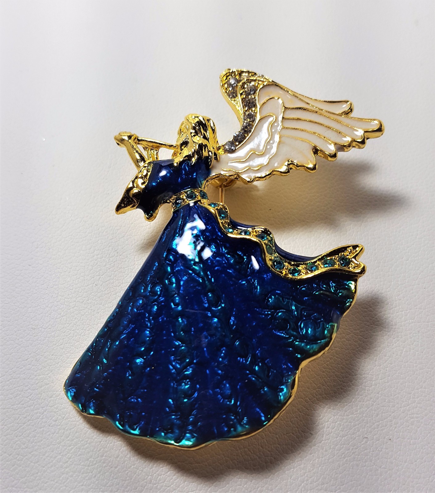 CHRISTMAS ANGEL WITH HORN  GOLD PLATED PIN