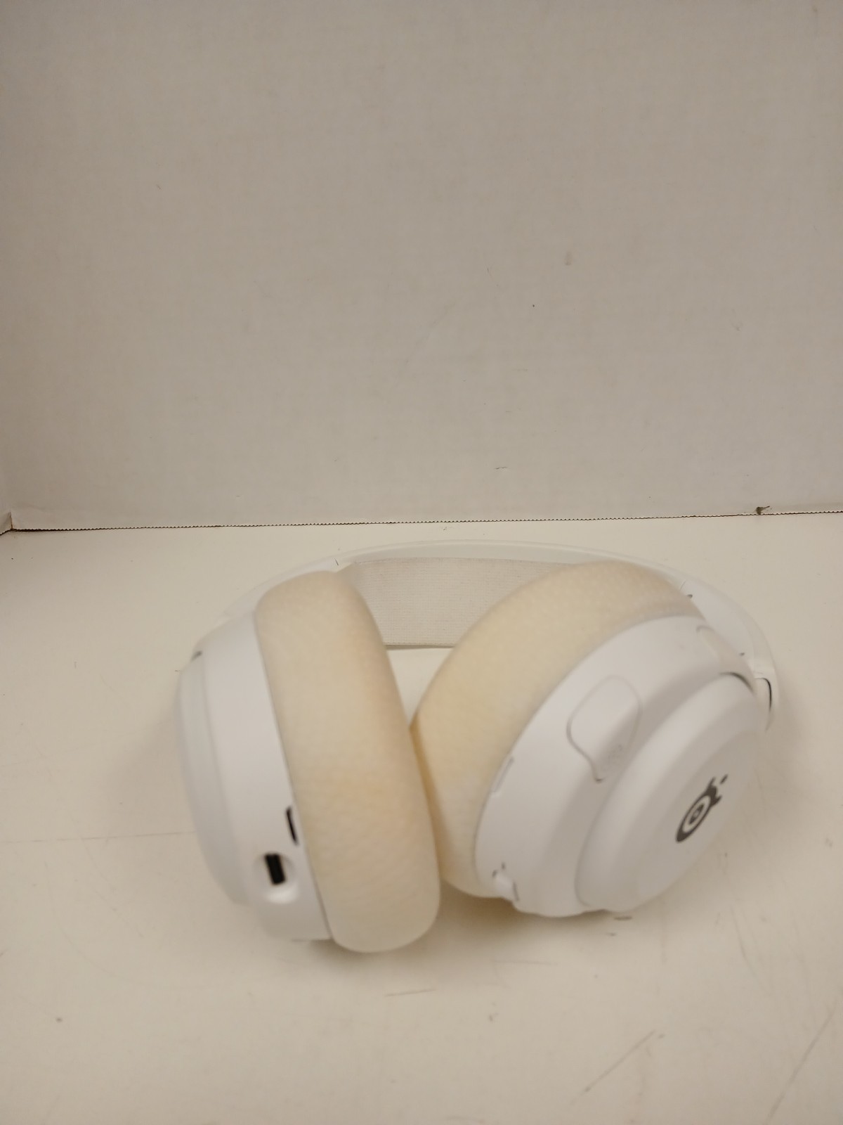 Arctis Nova 5 Wireless Gaming Headset, White *READ* - NO BOX