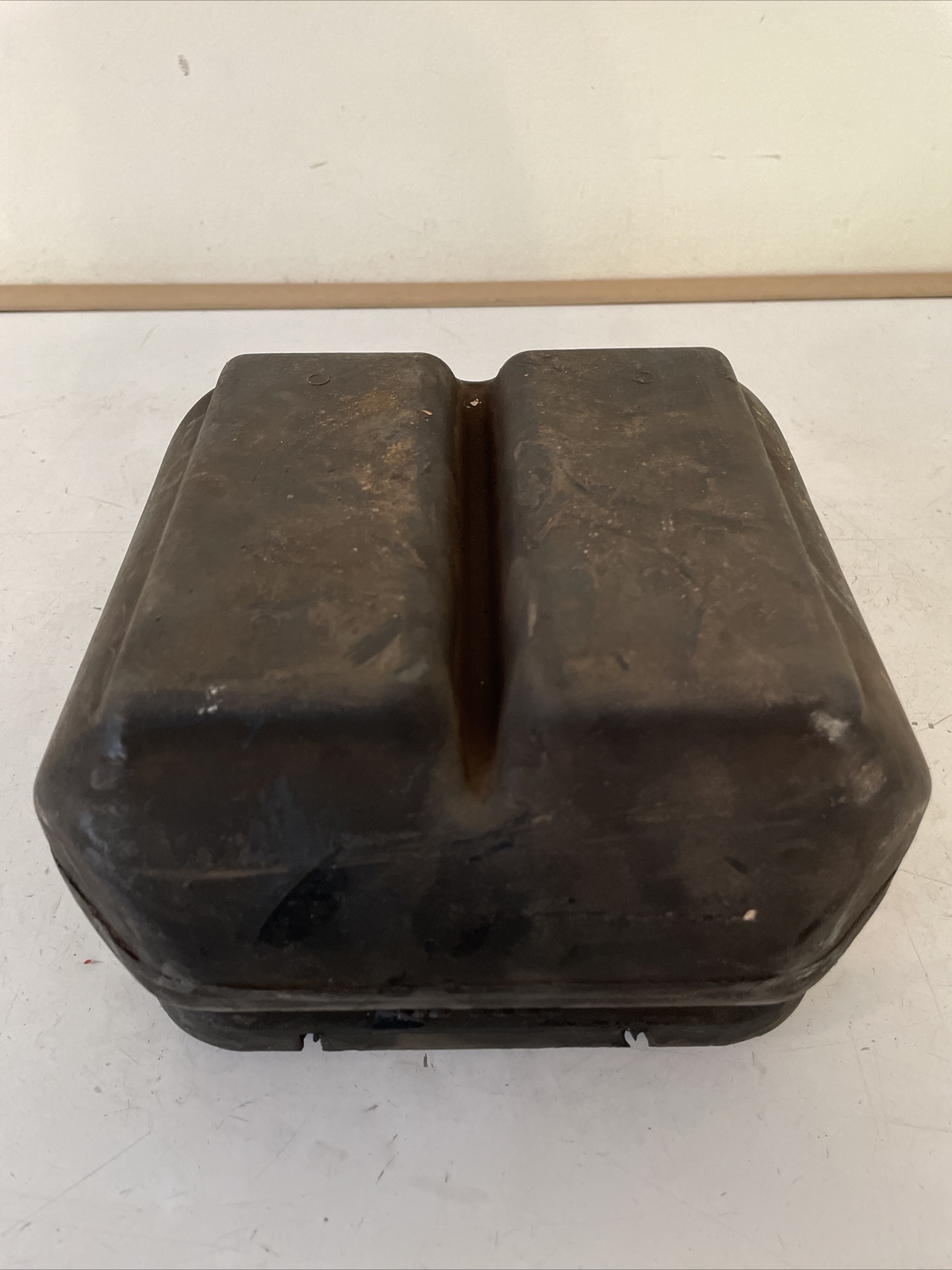 GENUINE MACK LOWER INSULATOR 10QK372 NEW