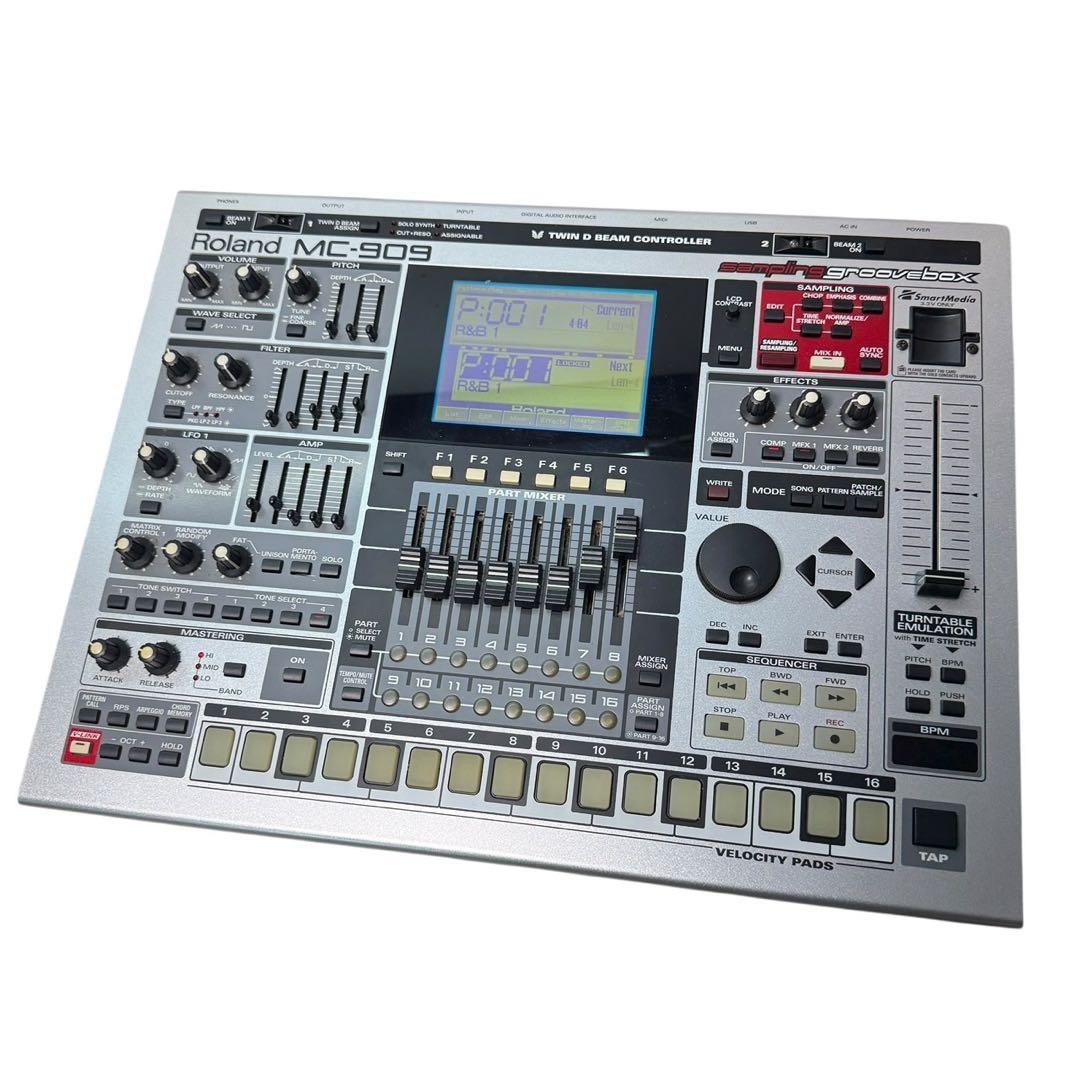 Roland MC-909 Music Sampling Groovebox Drum machine synthesizer AC100V