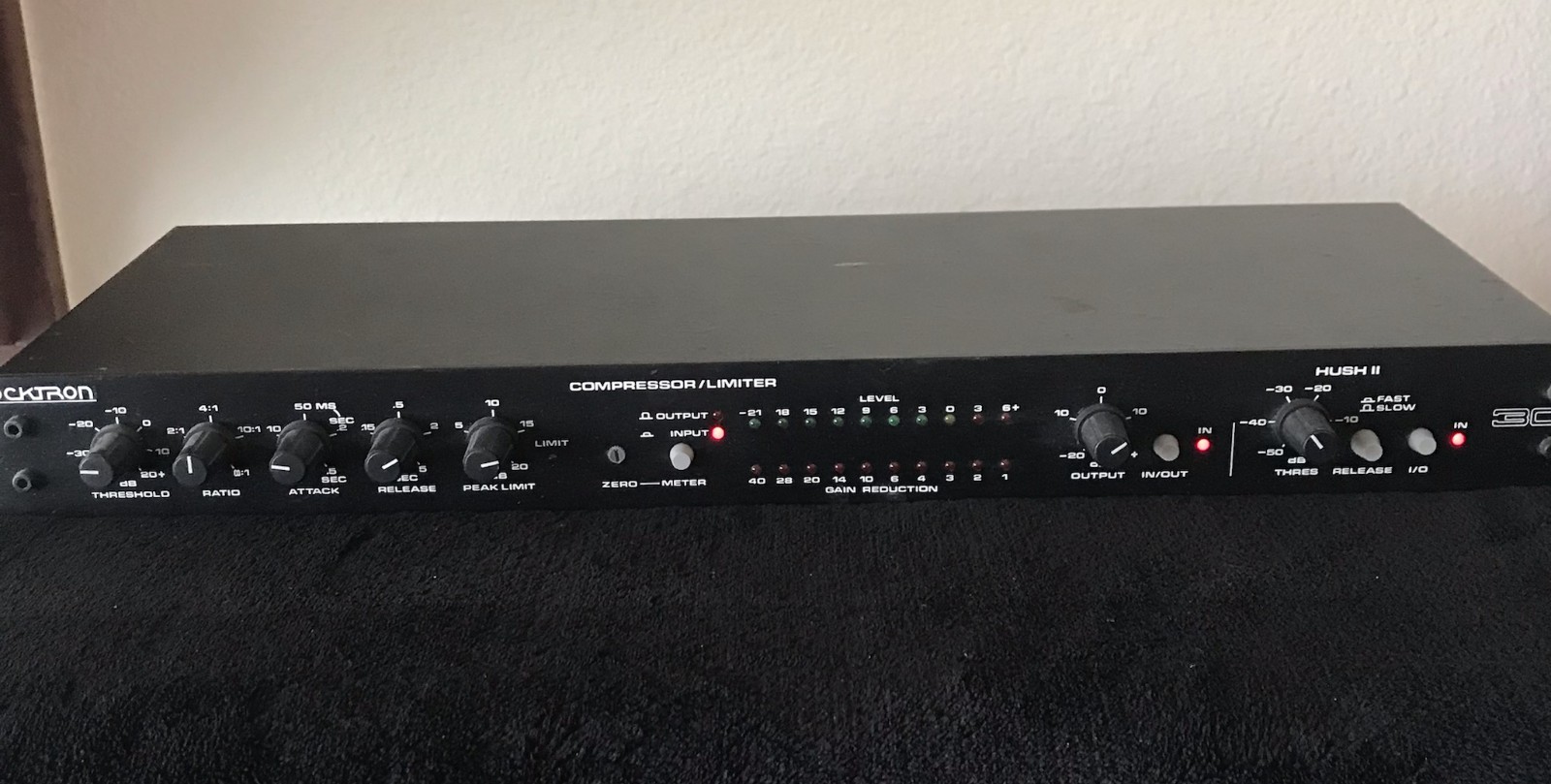 ROCKTRON 300 A COMPRESSOR/LIMITER/ HUSH RACK UNIT