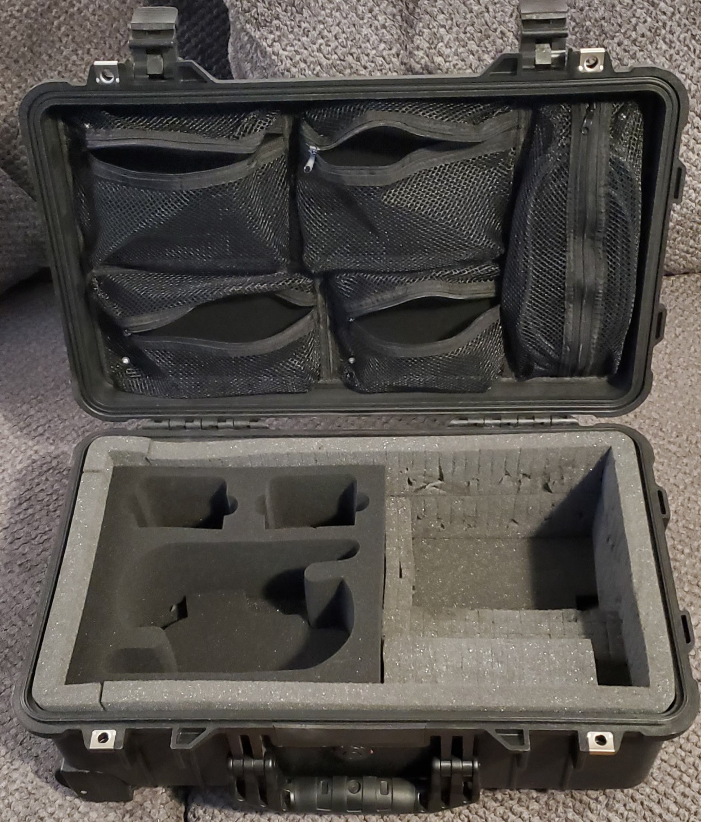 HTC Vive VR Headset Complete Set + Custom Pelican 1510 Case (Easily Portable)