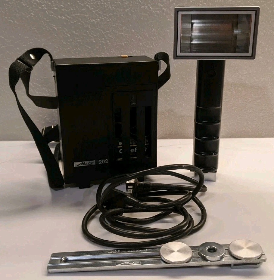 Metz 202 Flash unit, sync cord, battery holder, strap - untested
