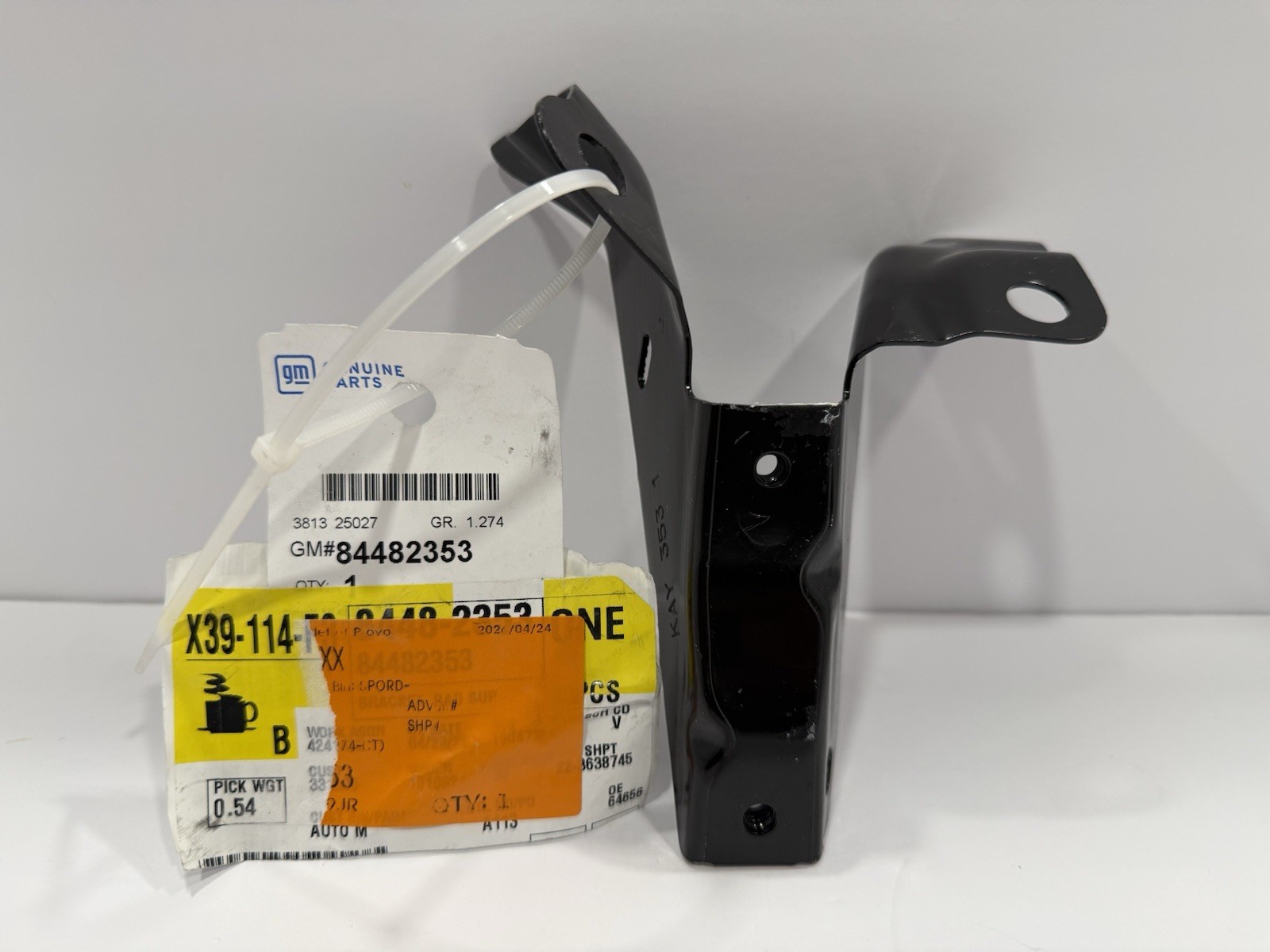 GM Driver Side Radiator Support Bracket 84482353