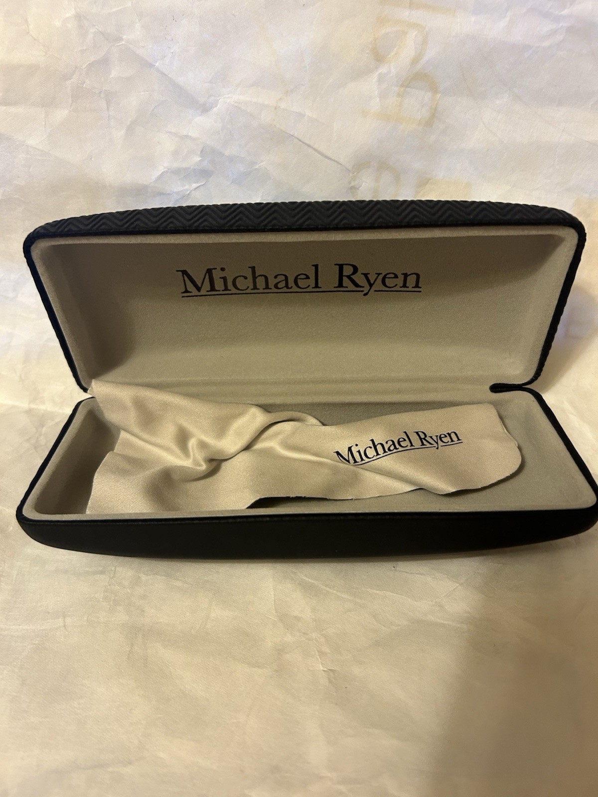 Michael Ryen Black Hard Clamshell Eyeglasses Case Microfiber Cleaning Cloth