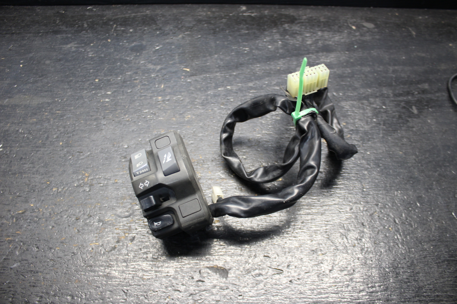 10-14 KAWASAKI CONCOURS 14 ZG 1400 LEFT CLIP ON HANDLE HORN SIGNALS SWITCH 11 12