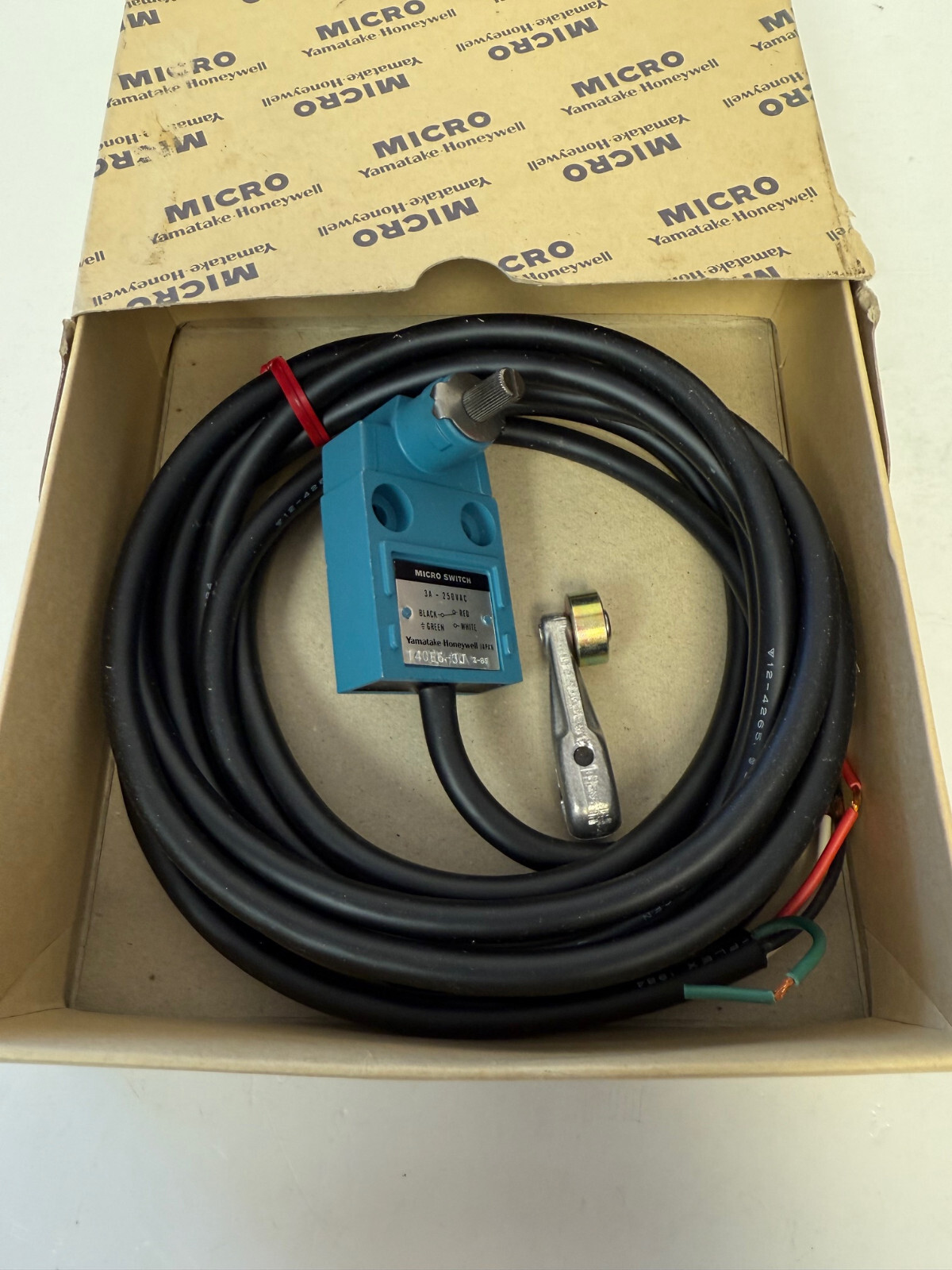MICRO YAMATAKE HONEYWELL 14CE6-3T MICRO SWITCH NEW OPEN BOX