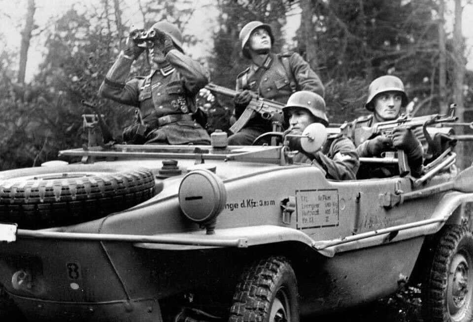 WW2 WWII Photo World War Two / German Wehrmacht Soldiers Schwimmagen Stg44 Rifle