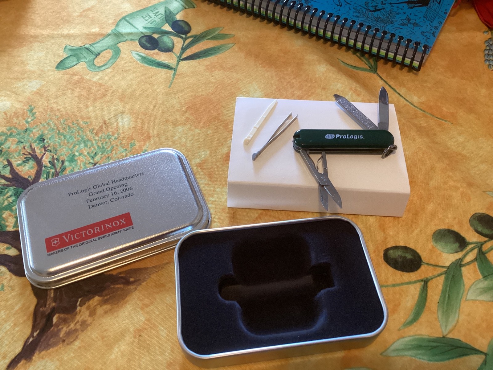 NEW Victorinox Swiss Army 58mm Classic SD Green Pocket Knife in tin box