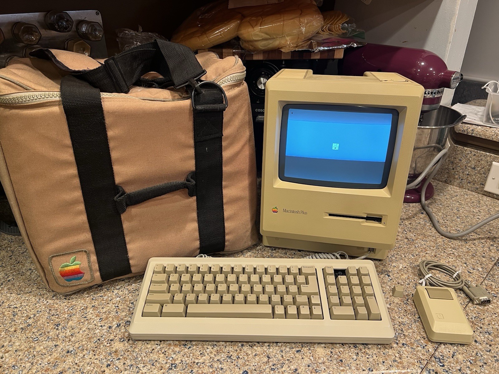 Apple Macintosh Plus 1Mb M0001A + Mouse, Keyboard & Travel Bag, Powers On, Parts