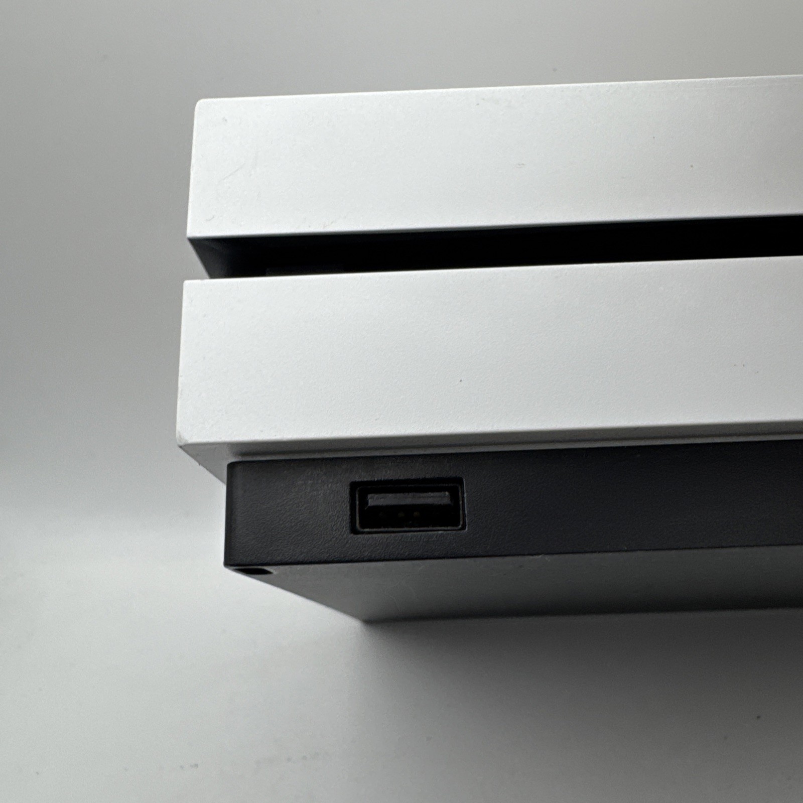 XBOX ONE S 1TB CONSOLE 1681 WITH 1 CONTROLLER & CABLES - TESTED (WBP018149)