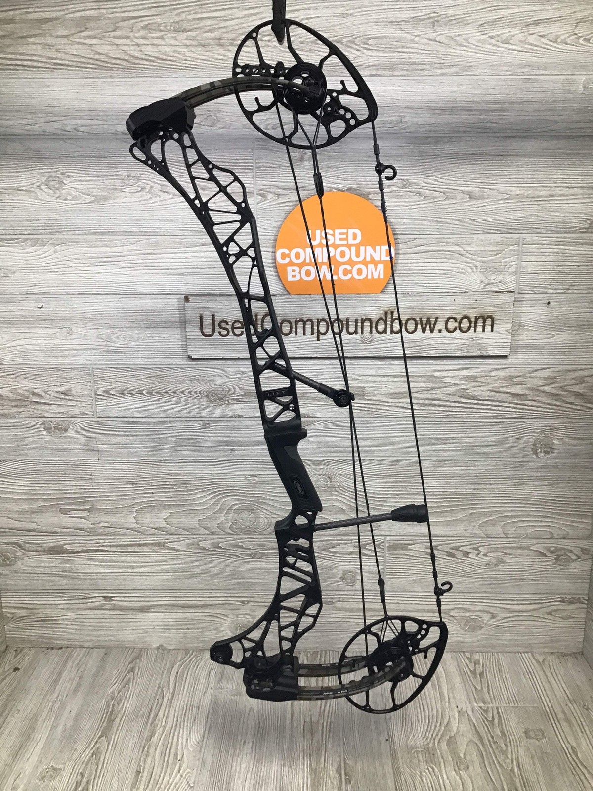 Used Mathews Lift X 29.5 Right Hand Black riser/Bottomlands limbs Bow 30/70