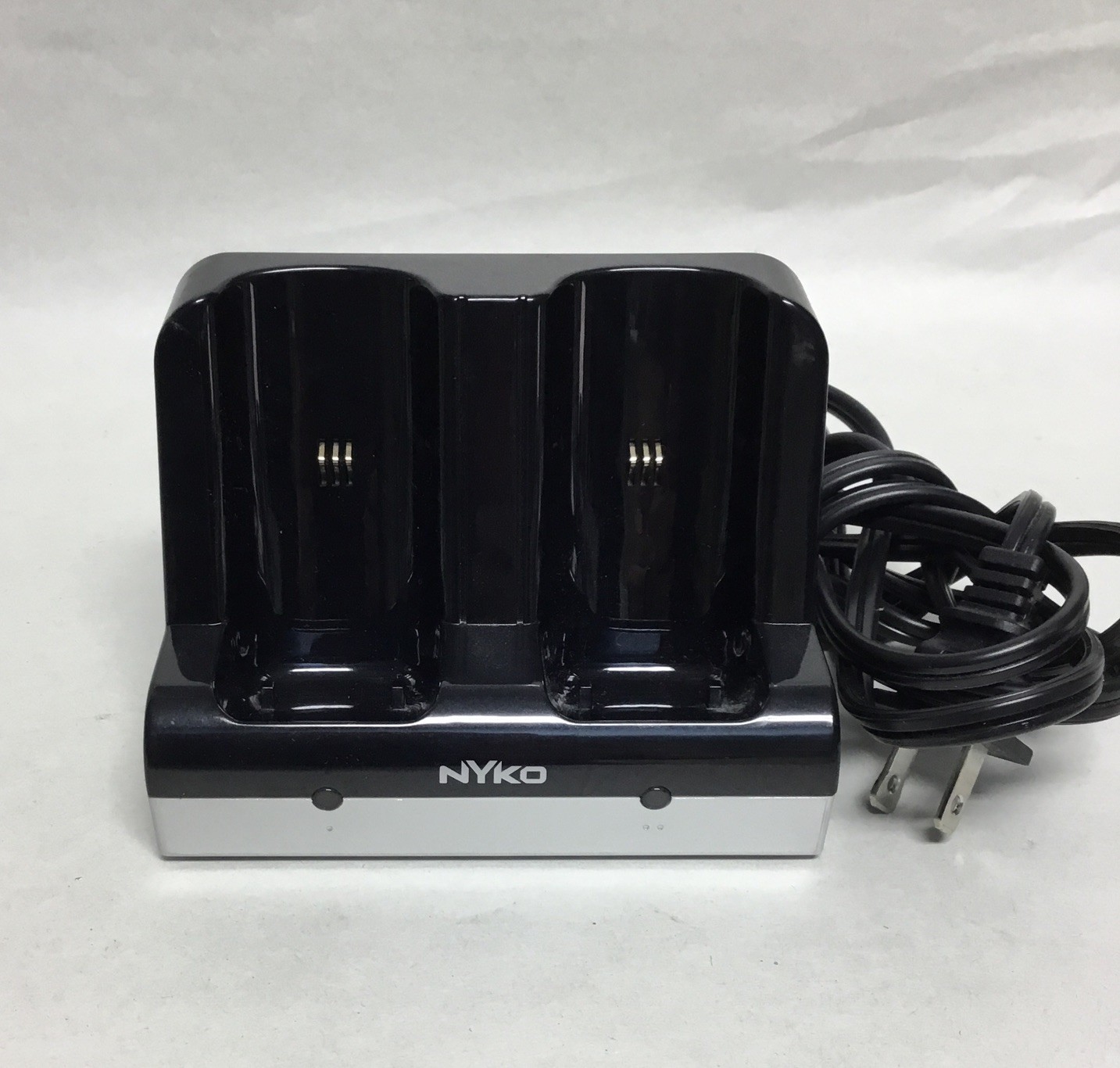 Nyko Nintendo Wii Black Remote Charger Station Charge 2 Wii remotes