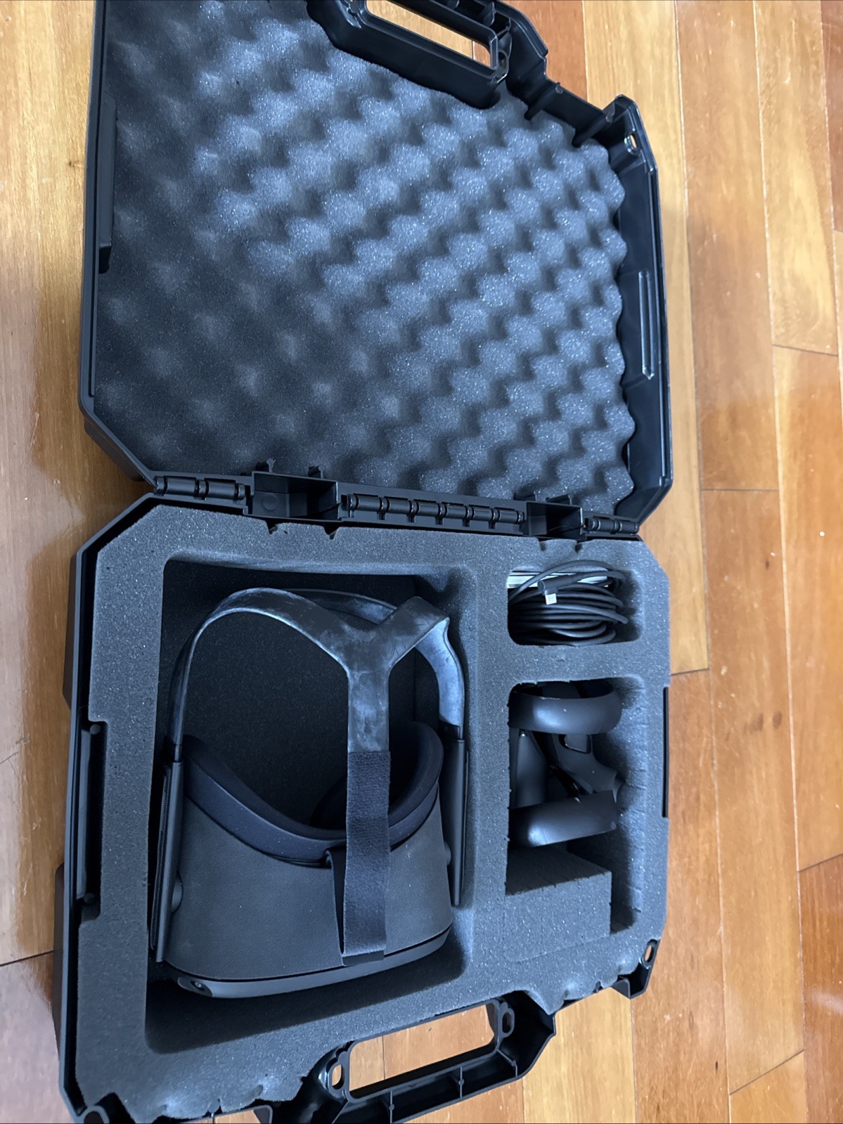 Oculus Quest VR Headset 128GB w/ Controllers + Charger and Casematix Case