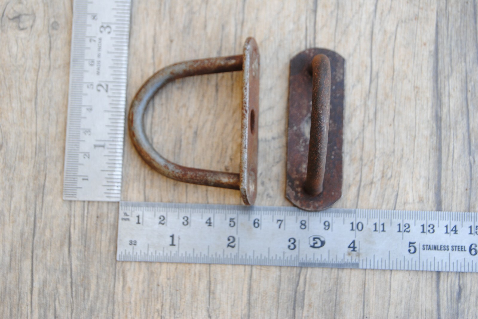 Vtg pair rusty iron D shape ring hook door handle horse tie hitching post ring